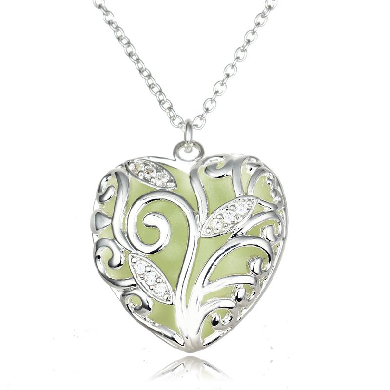 Hot-selling Hollow Heart-shaped Luminous Jewelry Peach Heart Diamond Sea Heart Necklace Wholesale