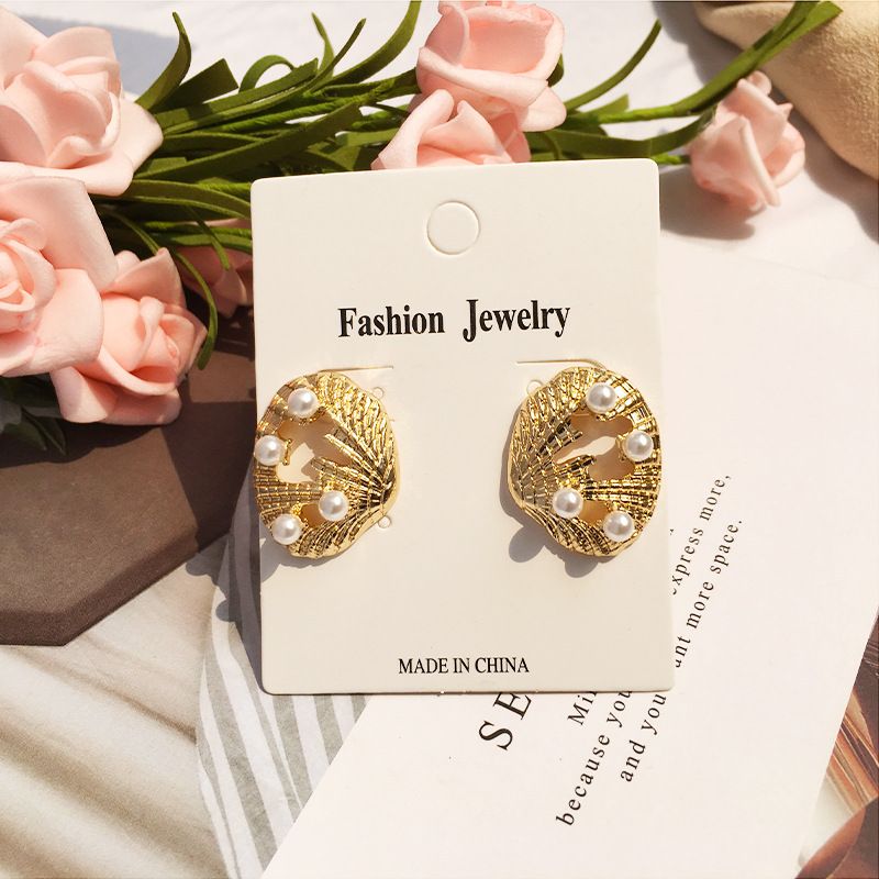 Fashion Pearl Creative Hollow Scallop Alloy Earrings