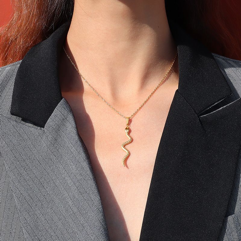 Fashion Curved Snake-shaped Pendant Necklace