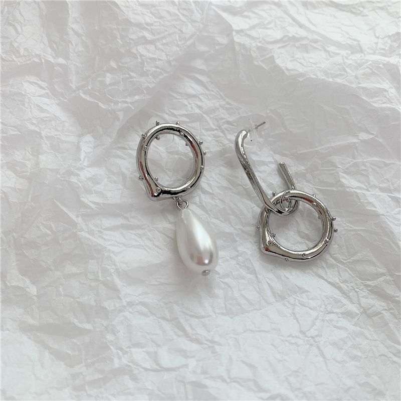 Fashionable Asymmetric Pearl Earrings