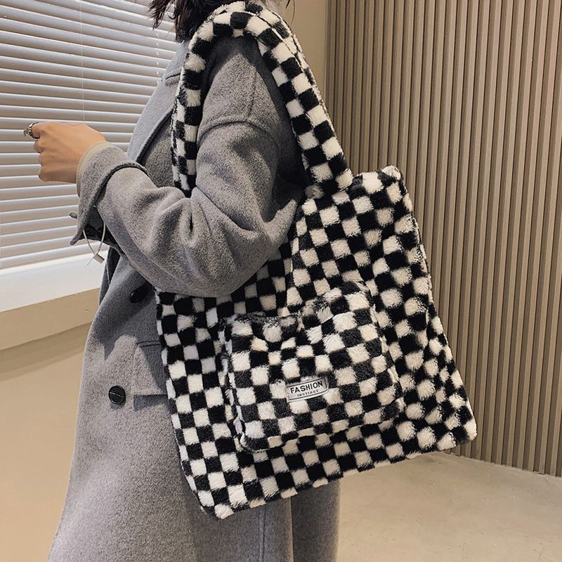 Sac Fourre-tout En Peluche De Grande Capacité En Damier Noir Et Blanc Automne Et Hiver Nouveau Sac À Bandoulière En Peluche Simple