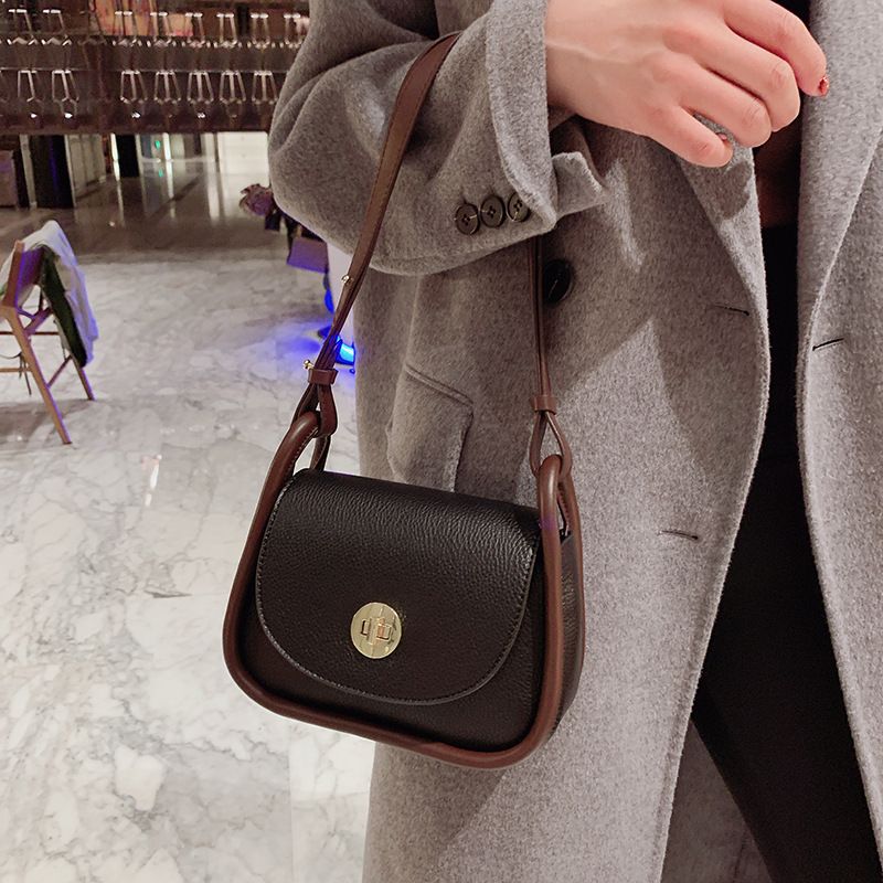 Fashion One-shoulder Messenger Bag Autumn And Winter Retro Armpit Small Square Bag