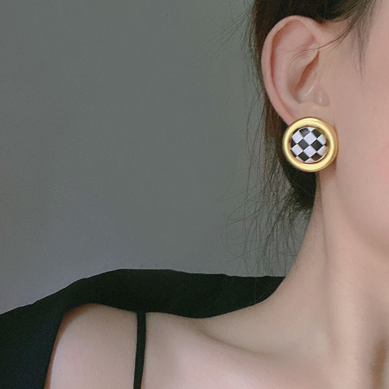 Neue Runde Metallknöpfe Schachbrettleder Retro Einfache Mode Ohrringe Frauen Großhandel
