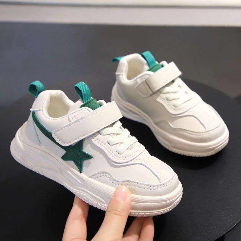 2021 ربيع وخريف جديد للأطفال الرياضة والترفيه أحذية بيضاء صغيرة نجوم صغيرة النسخة الكورية من مصنعي أحذية الأطفال من الذكور والإناث