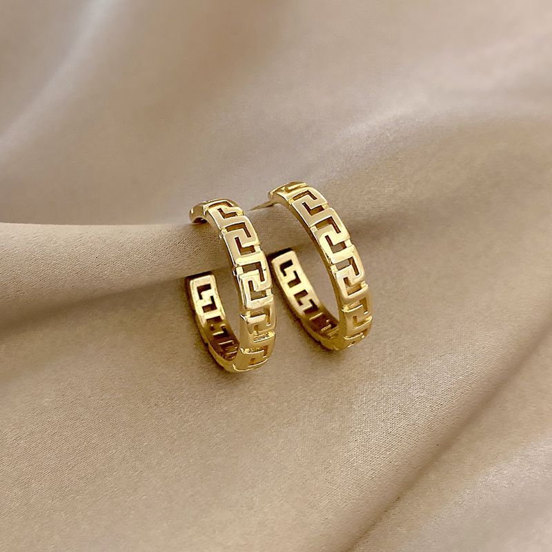 Net Célébrité Mode Simple Géométrique Cuivre Boucles D&#39;oreilles Personnalité Tendance Tempérament Boucles D&#39;oreilles Sauvages Vent Froid Conception Niche Oreille Bijoux