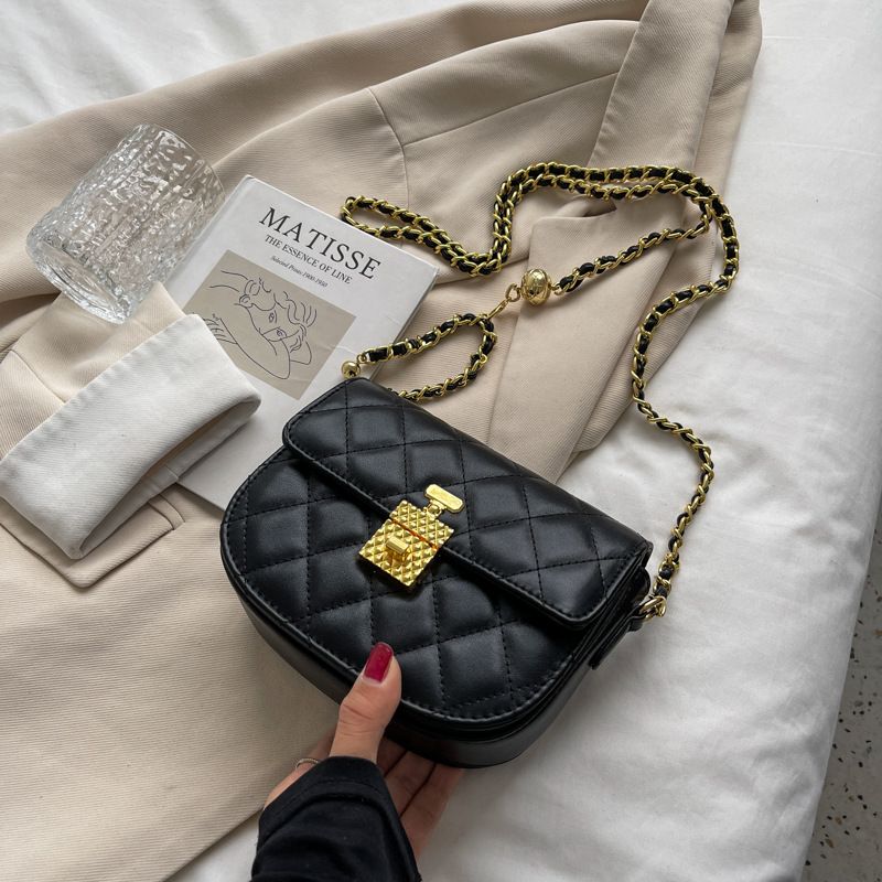 حقيبة صغيرة لحقيبة سلسلة من الحقائب النسائية Ins2021 قفل جديد أنيق اللون أحادي الكتف ، حقيبة نسائية ، حقيبة سرج