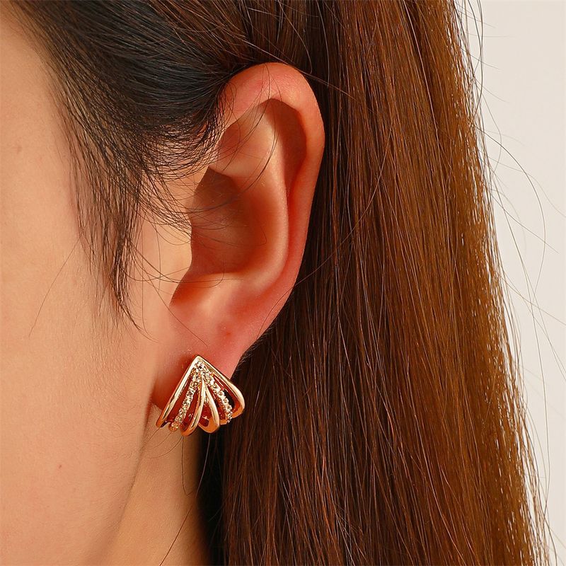 Boucles D&#39;oreilles Creuses Géométriques Cloutées De Diamants De Tempérament Coréen Boucles D&#39;oreilles Triangle Tridimensionnelles De Tempérament