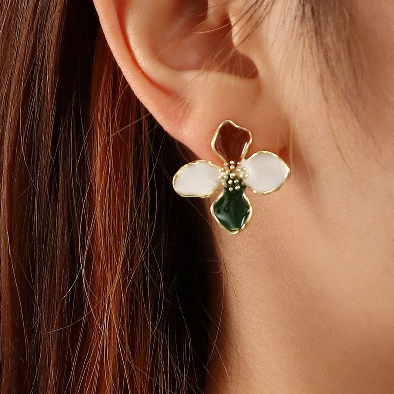 Korean Version Dripping Oil Four-leaf Flower Fashion Earrings Golden Rim And Flower Temperament Earrings