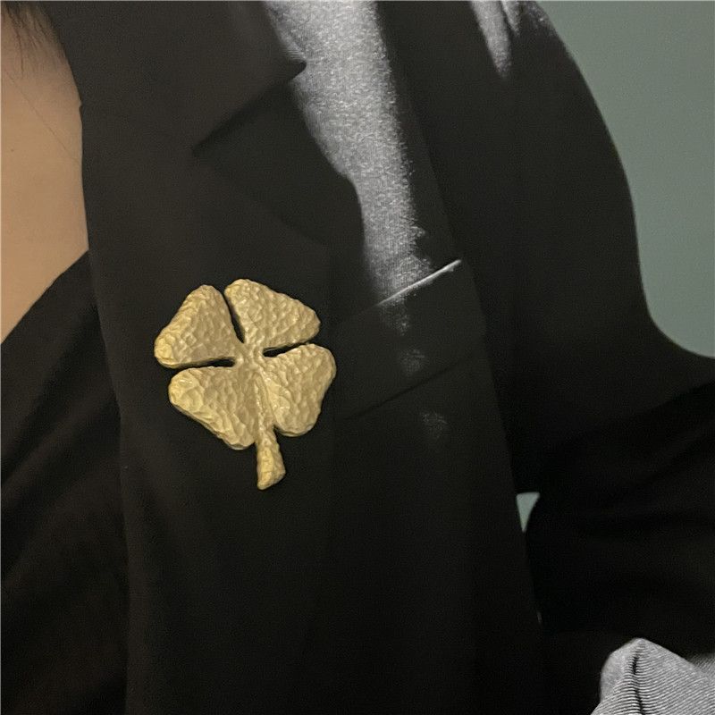 Ancient Golden Clover High-end Brooch Female Anti-emptied Safety Pin Niche Cute Wild Pin Fixed Clothes Accessories