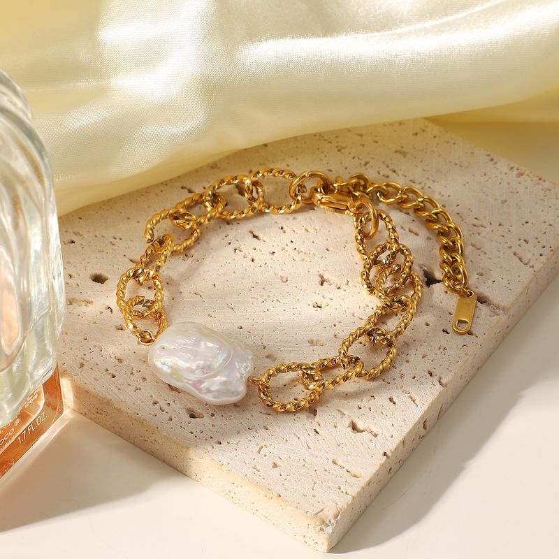 Style Baroque 18k Plaqué Or Bracelet En Acier Inoxydable Rétro Baroque Perle D'eau Douce Bracelet Femelle