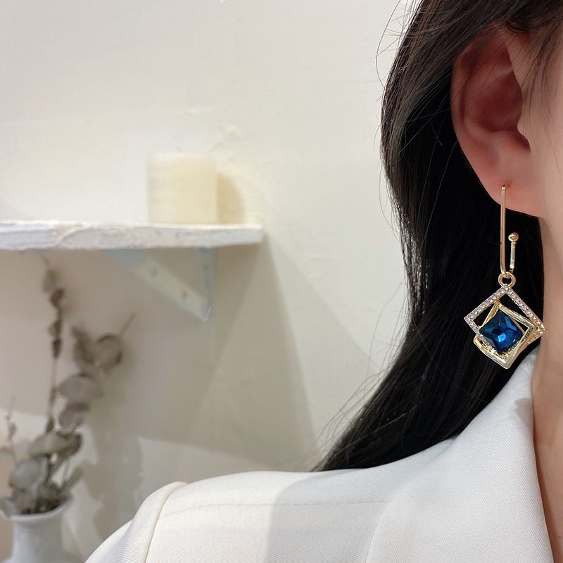 La Personnalité De La Mode Coréenne A Exagéré Les Boucles D&#39;oreilles Géométriques En Cristal Bleu