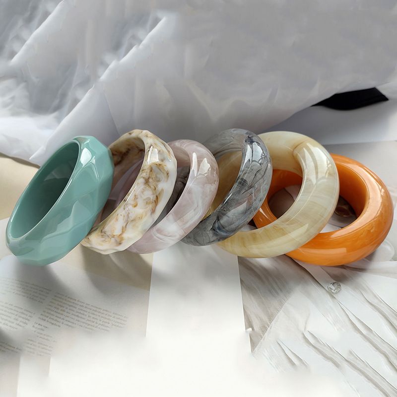 Bracelet Acrylique Exagéré Coloré De Modèle De Marbre De Mode A Formé Le Bracelet Large Facetté