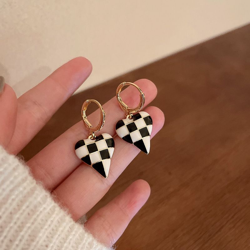 Fashion Dripping Oil Heart Black White Checkered Earrings