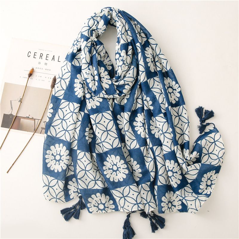 Retro Ethnic Style Blue And White Porcelain Wreath Printing Silk Scarf Wholesale