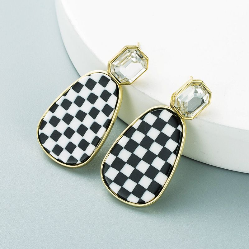 Europäische Und Amerikanische Grenz Überschreitende Mode Einfache Heiß Verkaufte Geometrische Schwarz-weiße Schachbrett Legierung Ohrringe Frauen All-match Atmos Phä Rische Ohrringe Ohrringe
