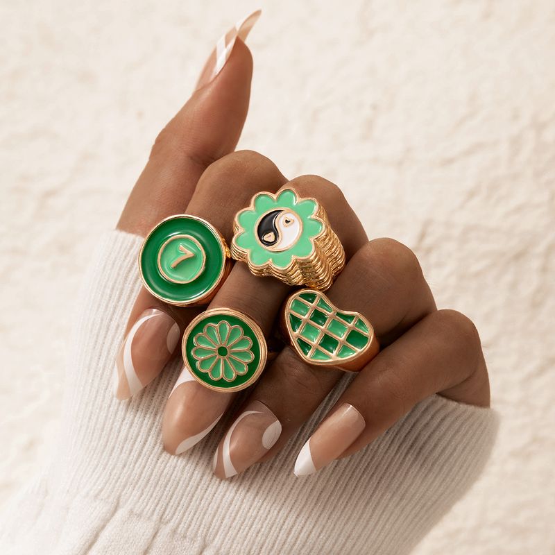 Einfache Mode Grün Schlagfarbe Tai Chi Blumengitter Herz Nummer 7 Tropfen Ölring 4-teiliges Set