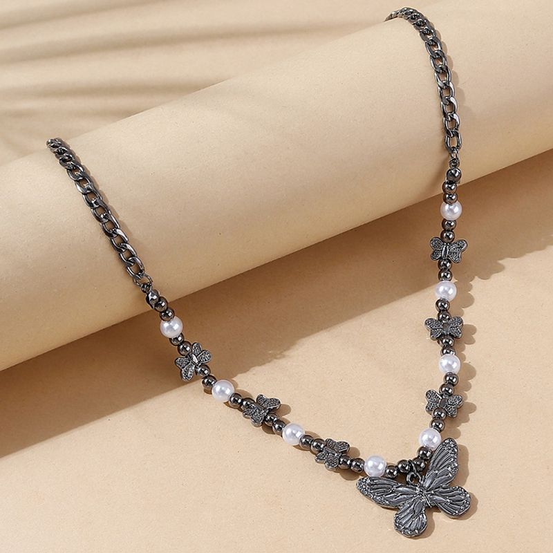 European And American Retro Creative Butterfly Pearl Necklace Wholesale