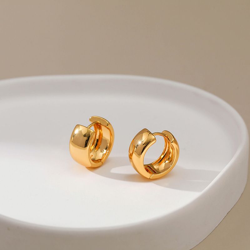 Aretes De Cobre Con Círculo Brillante Clásico De Oro De 18 Quilates