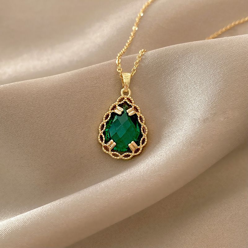 Retro Titan Stahl Halskette Weibliche Smaragd Anhänger Licht Luxus Schlüsselbeinkette