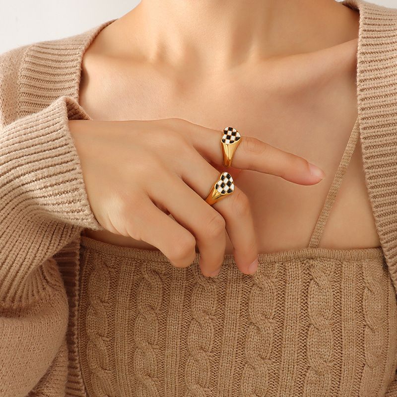 Bague En Plaqué Or Véritable 18 Carats En Acier Au Titane Avec Damier De Coeur De Pêche Créatif