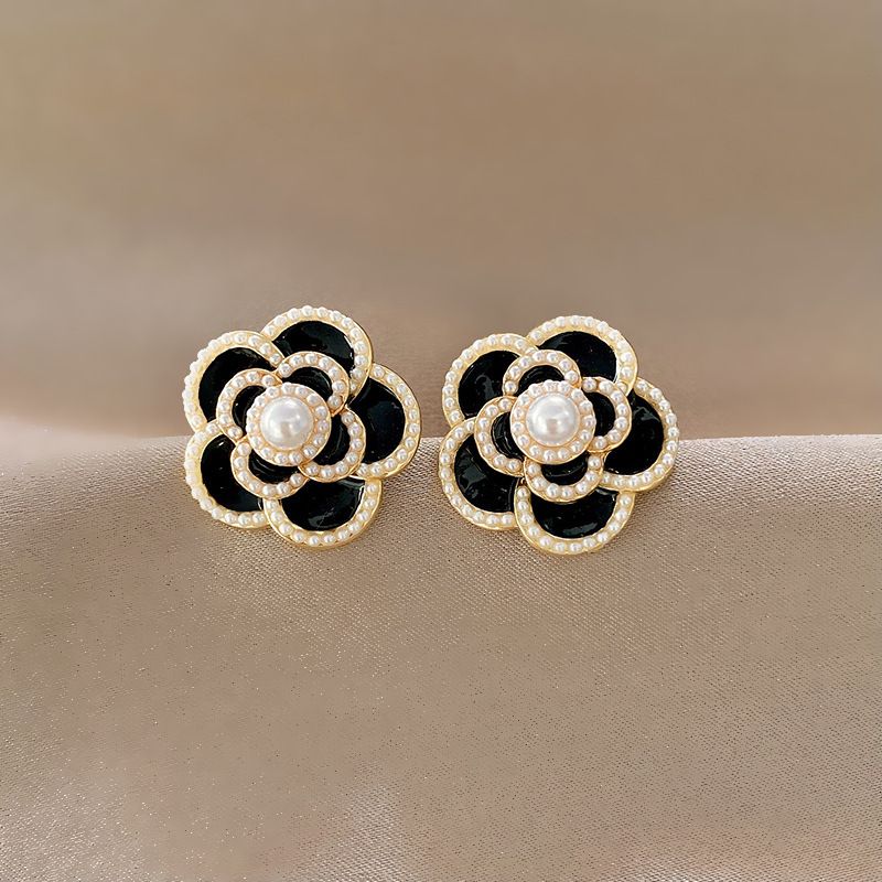 Simple Fashion Pearl Flower Earrings Female Niche Personality Trend Alloy Earrings