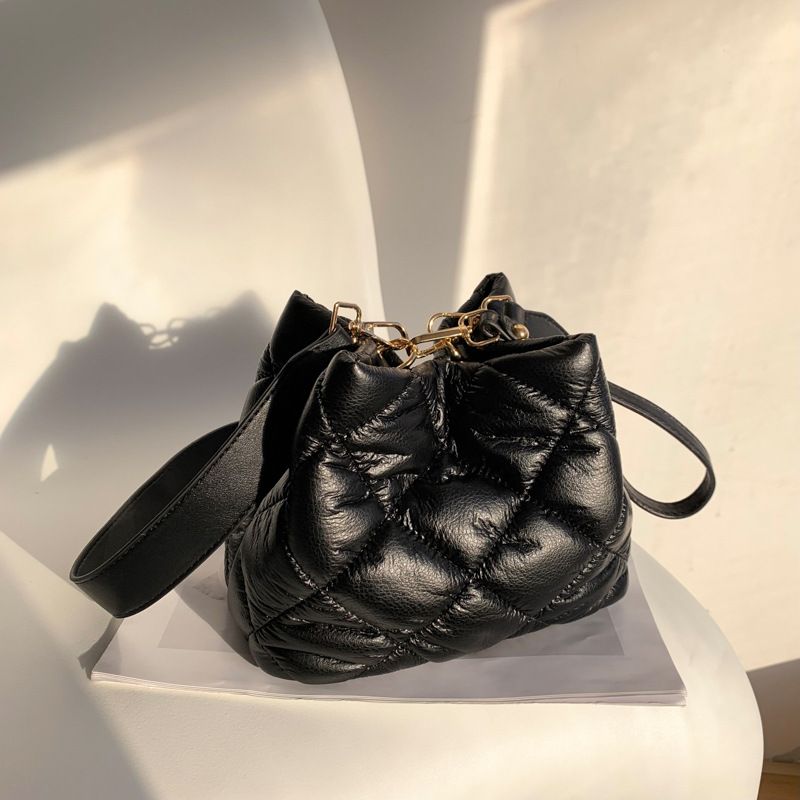 Lingge Fashion Bucket Large Capacity Wide Shoulder Strap Shoulder Soft Leather Portable Messenger Bag