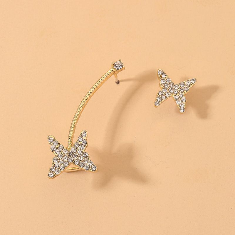 Asymmetrische Ohrringe Des Koreanischen Schmetterlings