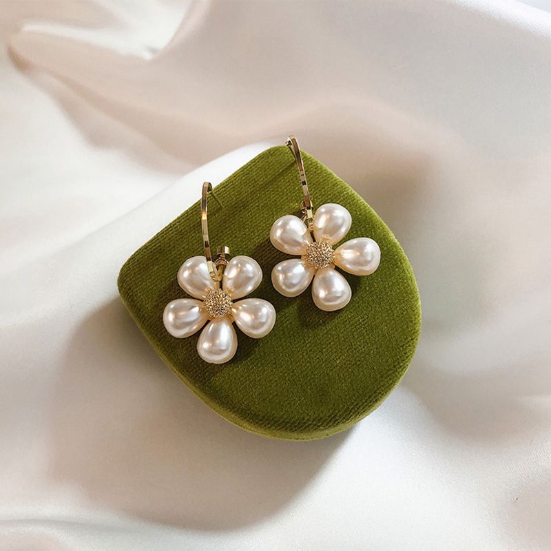 Pearl Flower Temperament Earrings