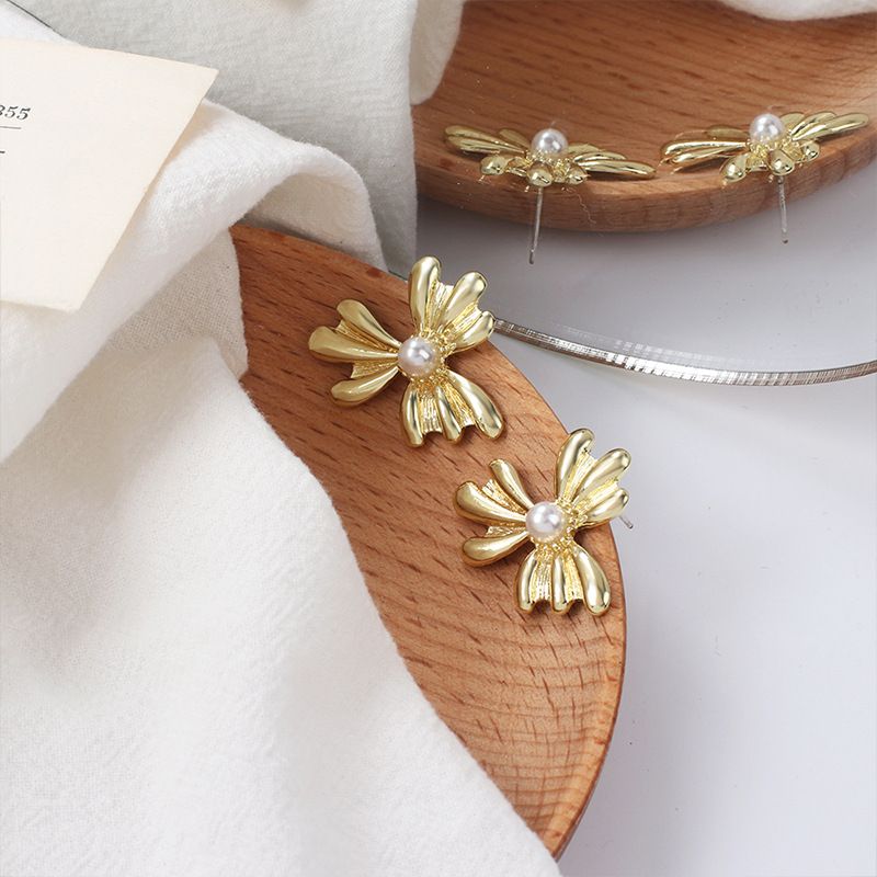 Fashion Flower Pearl Alloy Earrings Wholesale