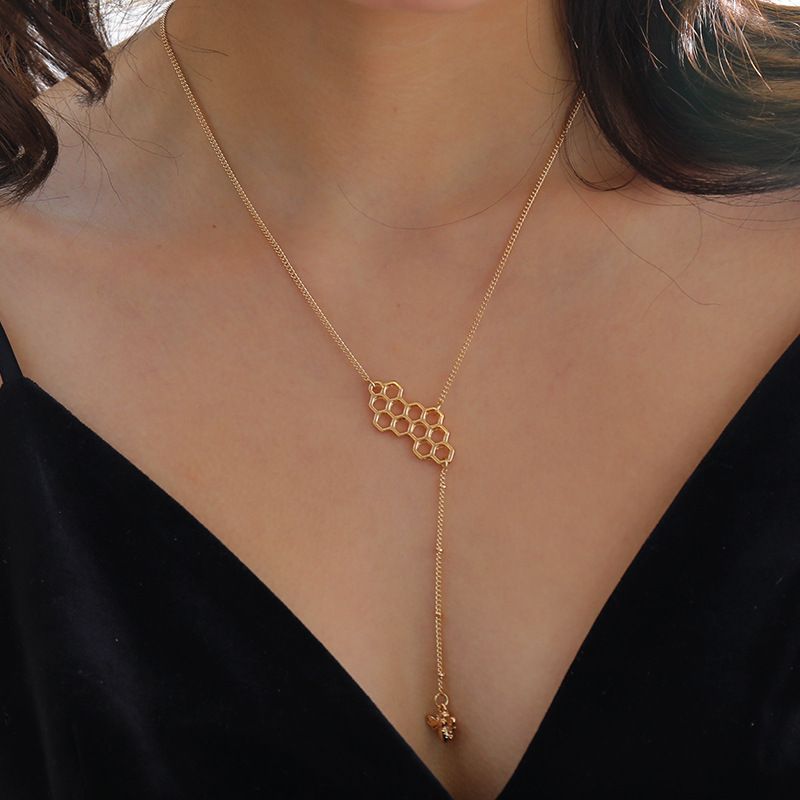 Hot-selling Simple Retro Fashion Golden Bee Hive Pendant Necklace