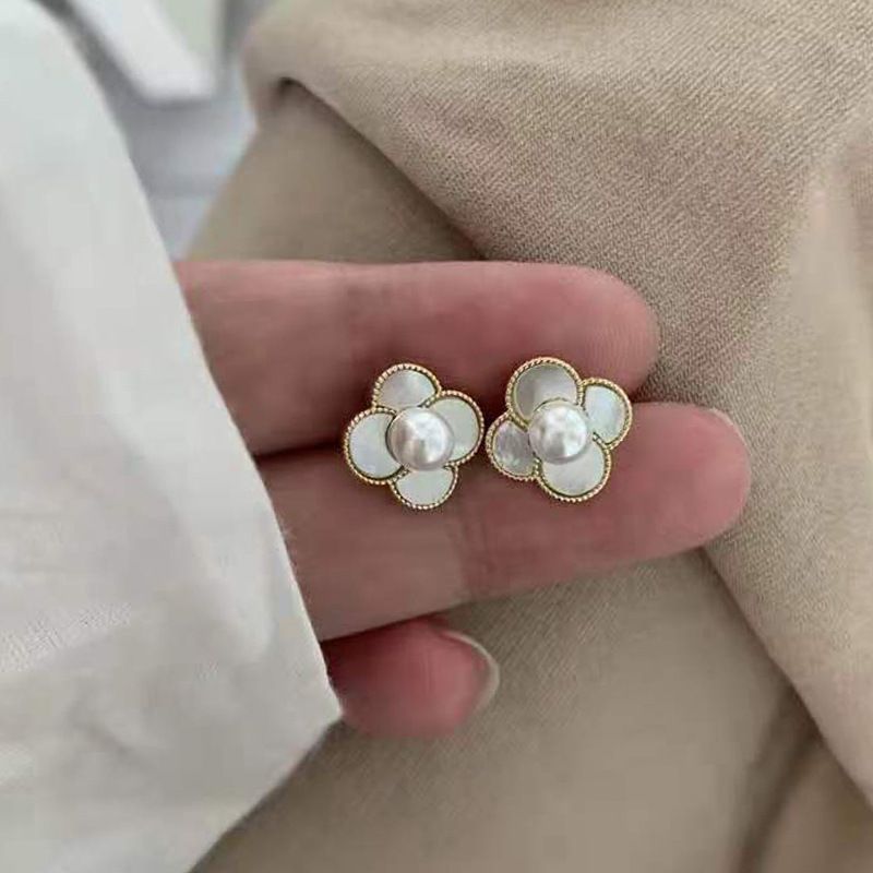 Fashion Pearl Small Flower Earrings Wholesale