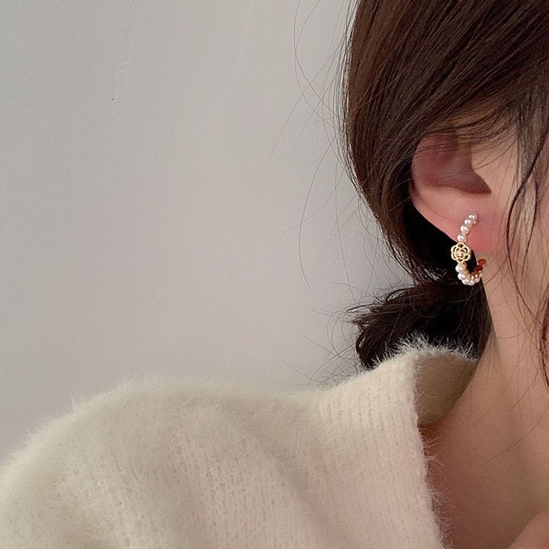 Créoles D'oreilles En Camélia Perlé Rétro Coréen En Forme De C