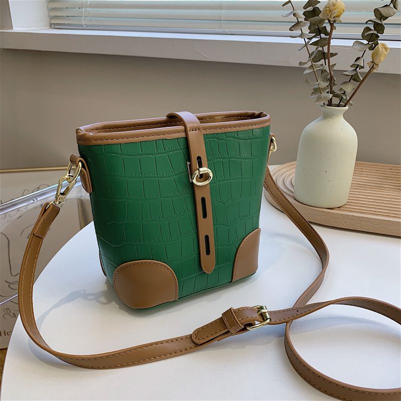 Nihaojewelry Fashion Texture Crocodile Pattern One-shoulder Messenger Bucket Bag Wholesale