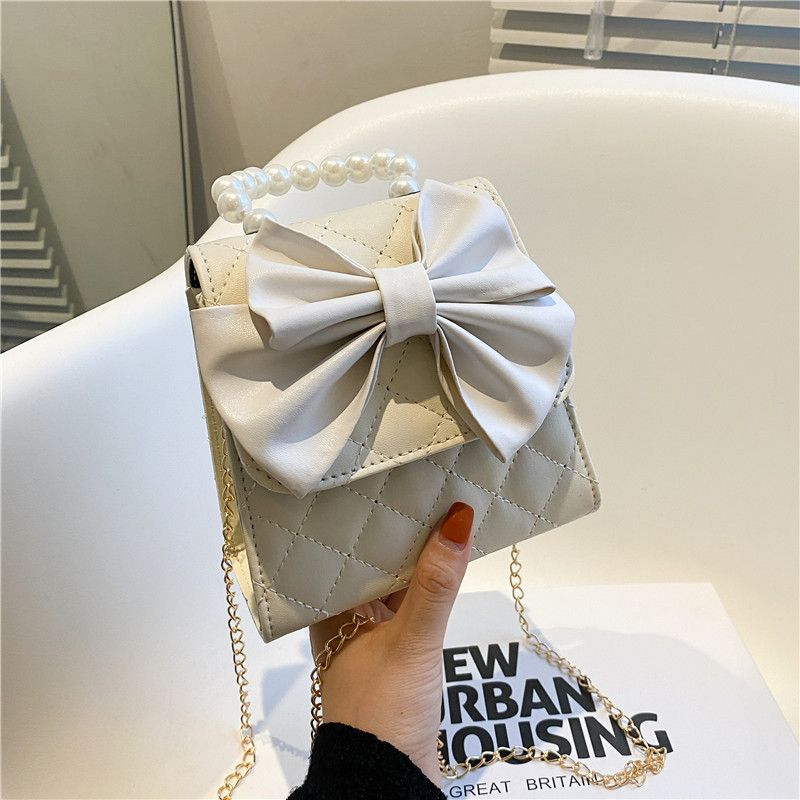 Nihaojewelry Retro Rhombus Chain Bow Pearl Messenger Handbag Wholesale