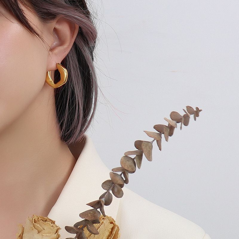 Großhandel Einfache Titanstahl Überzogene Unregelmäßige Ohrringe Aus 18 Karat Gold Nihaojewelry