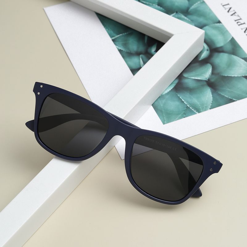 Einfacher Niet Quadratischer Schwarzer Rahmenbunte Linse Sonnenbrille Großhandel Nihaojewelry