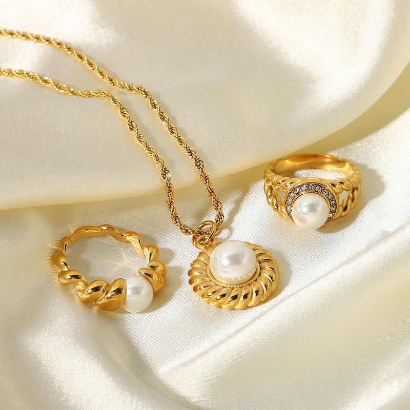 18k Gold Stainless Steel Croissant Natural Shell Pendant Pearl Necklace Wholesale Nihaojewelry