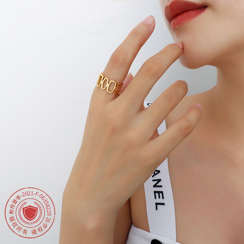 Europäische Und Amerikanische Ins Mode Hohle Geometrische Spleiß Öffnung Design Ring Ring Titan Stahl Beschichtet 18 Echte Gold Ring Schmuck