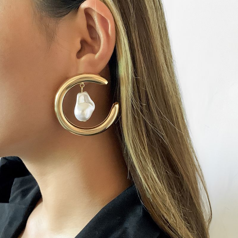 Temperament Baroque Shaped Imitation Pearl C-shaped Earrings Simple Geometric Ring Metal Earrings