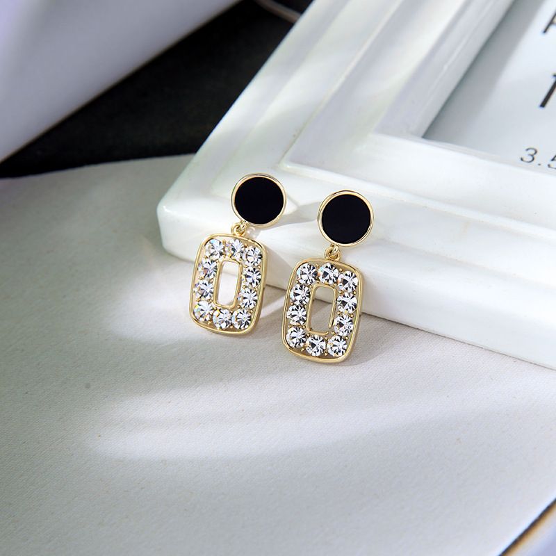 Temperament Göttin Fan Xiao Xiang Wind Ohrringe Freundinnen Mit Dem Gleichen Stil Kristall Diamant Ohrringe Design Sinn Acryl Ohrringe Großhandel