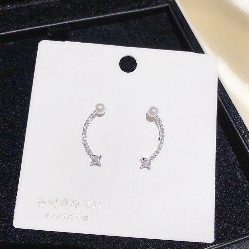 Boucles D&#39;oreilles Micro-incrustées De Zircon Incurvé En Perles D&#39;imitation Coréenne En Gros Nihaojewelry