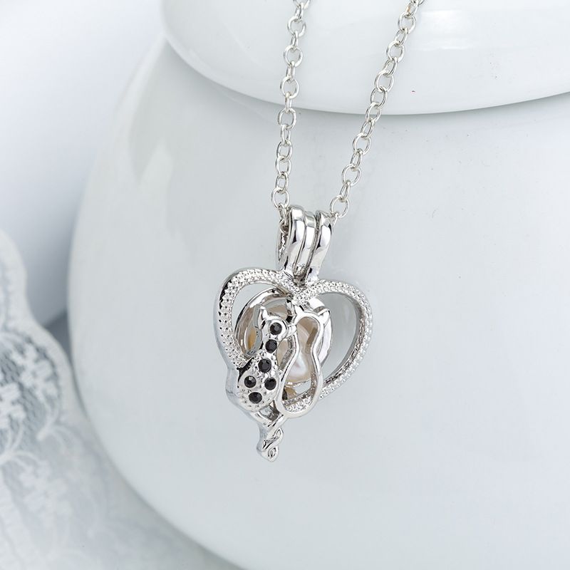 Collar De Diamantes De Imitación Con Colgante De Jaula Hueca De Corazón De Perla Frígida Simple