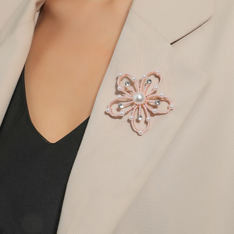 أزياء كوريا فلاش الماس اللؤلؤ الصغيرة الطازجة بروش زهرة جوفاء
