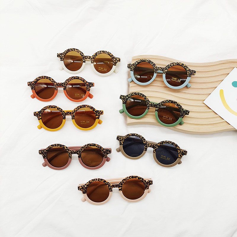 نظارات شمسية للأطفال جديدة بإطار دائري بنمط ليوبارد مطبوع عليها ألوان مطابقة للنظارات الشمسية