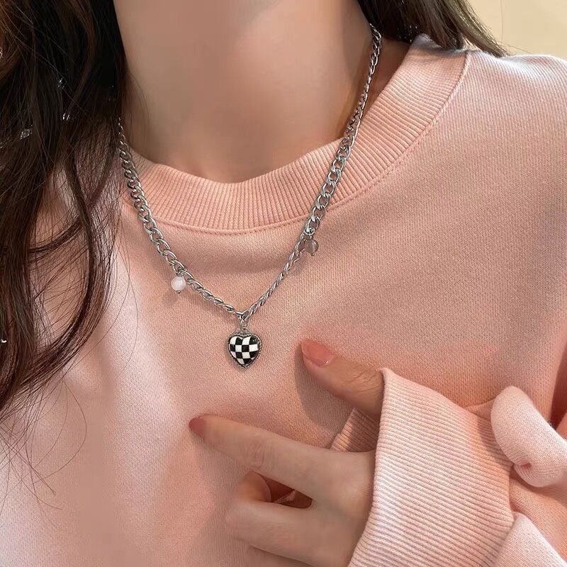 Simple Geometric Black And White Checkerboard Heart Alloy Necklace