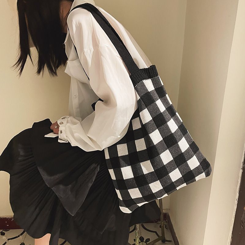 Nouvelle Mode Épaule En Laine Tricotée Sac À Carreaux Simple Noir Et Blanc