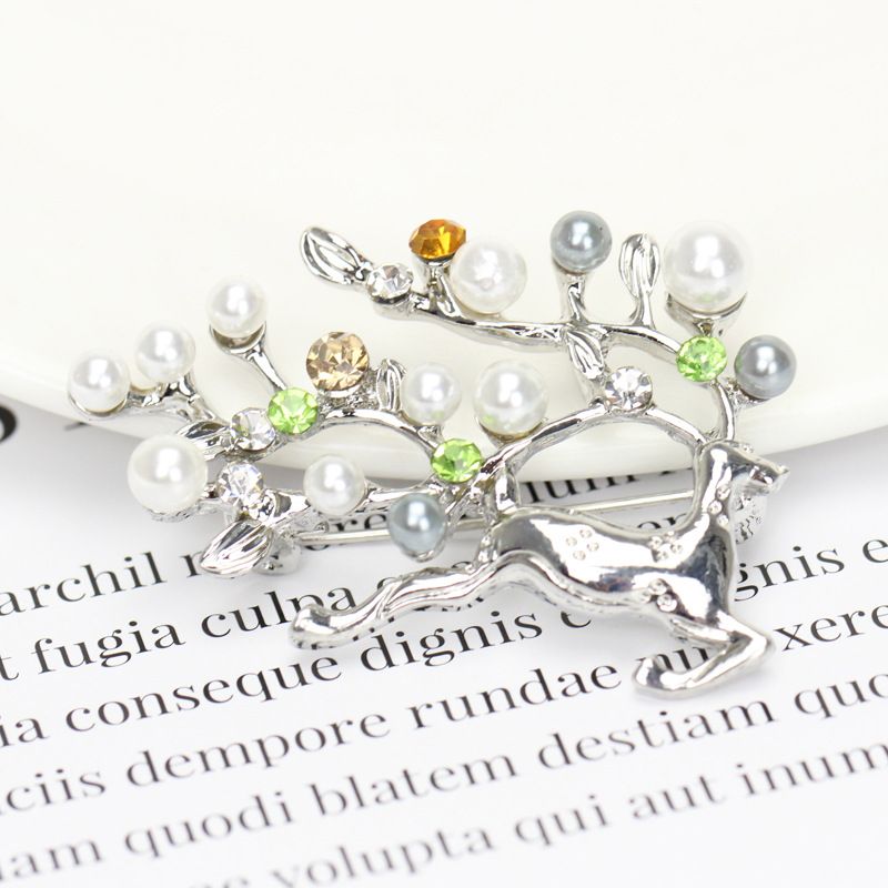 Fashion Sika Deer Full Of Diamond Deer Alloy Brooch