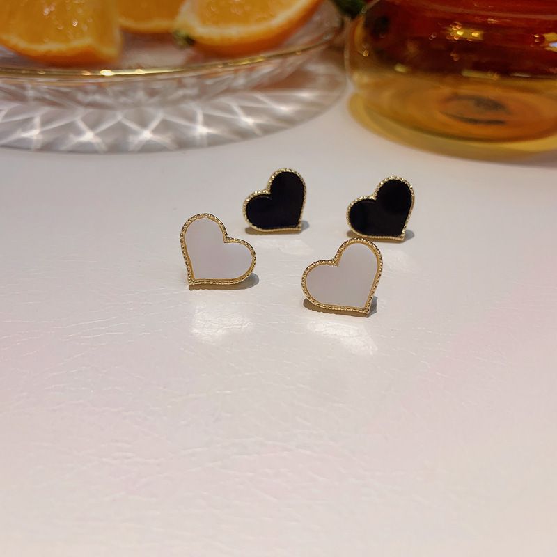 Korean Niche Design Small Heart Earrings Fashion Simple Stud Earrings