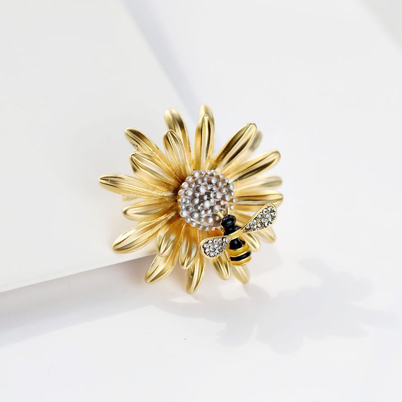 Creative Daisy Bee Brooch Simple Corsage Accessories Coat Pin