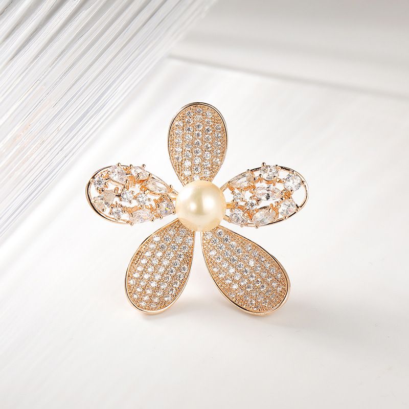 Fashion Copper Micro-inlaid Zircon Five-leaf Flower Pearl Flower Brooch Pin